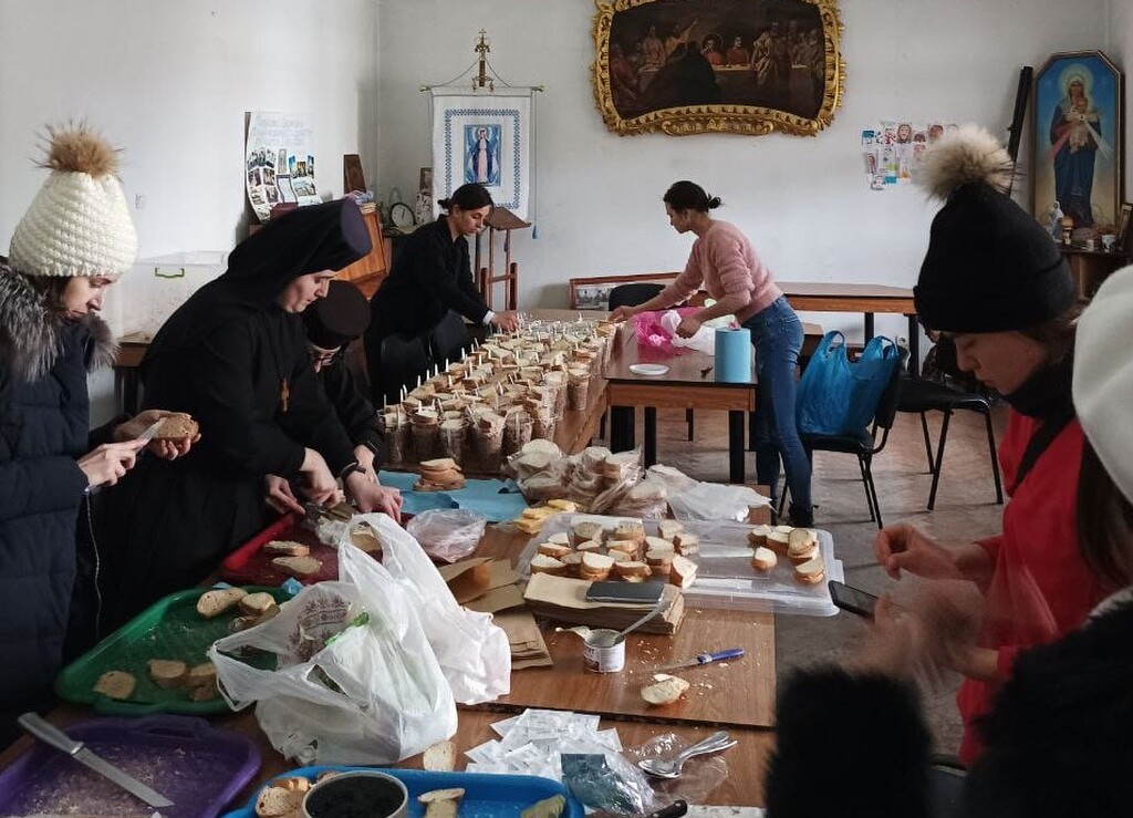 In Kiew und Lemberg kann der Krieg den Einsatz für die Armen nicht aufhalten. Sant'Egidio verteilt Essen auf der Straße und an die Flüchtlinge